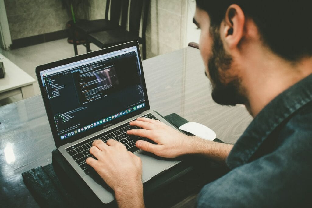 B2B 技術文章怎麼用 AI 寫?三階段 Prompt 架構讓工程師也點頭