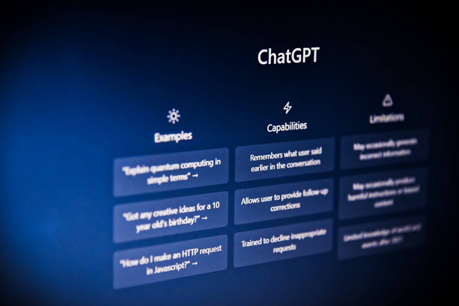 手機上的 ChatGPT 對話介面，象徵用 ChatGPT 協助產出 SEO 內容
