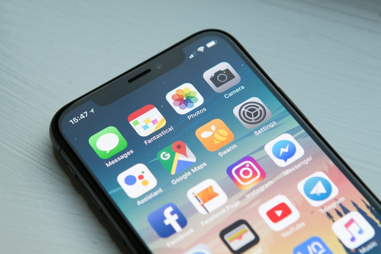 iPhone 螢幕上排列的應用程式圖示,象徵高雄 APP 開發趨勢與行動應用競爭