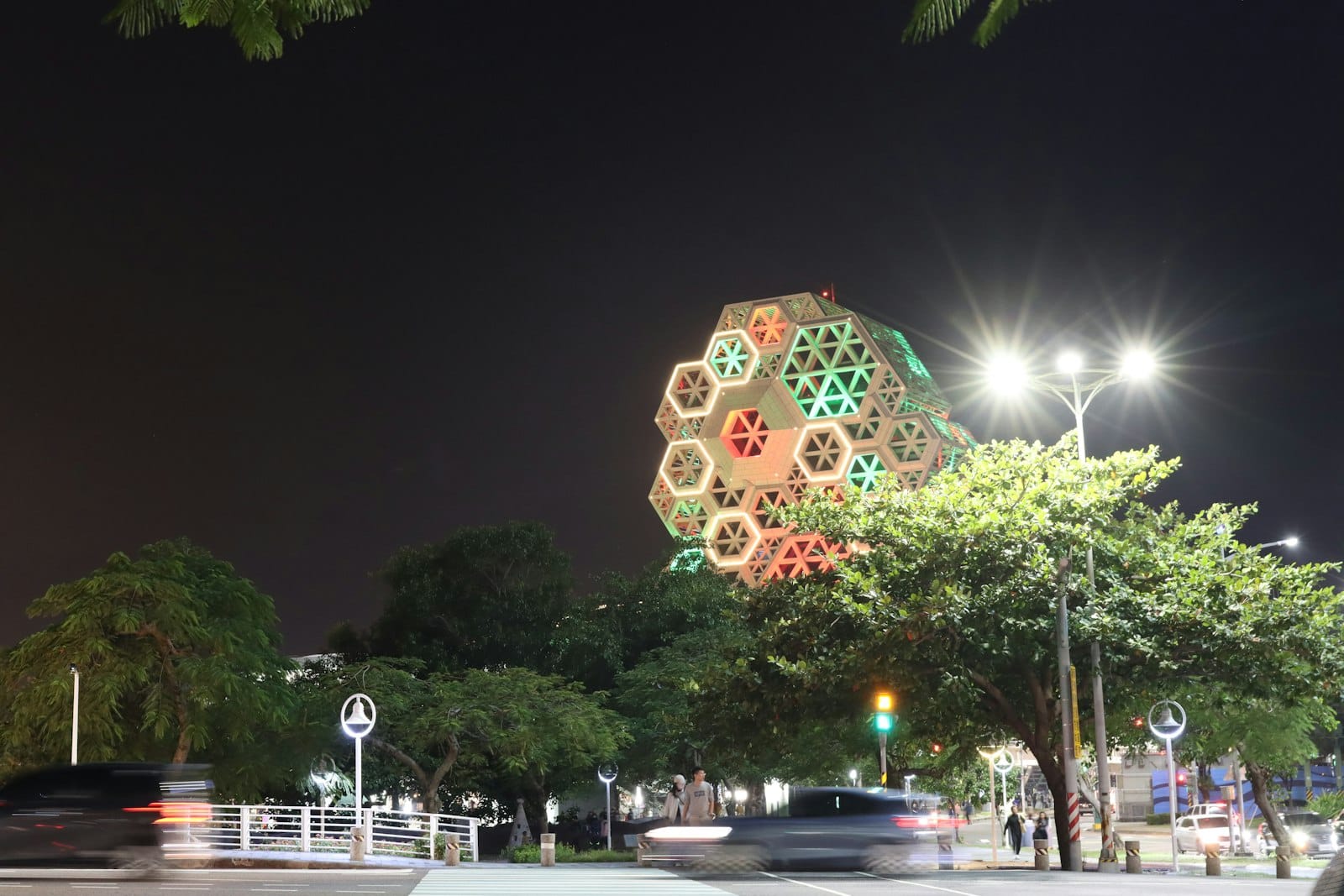 夜間點亮的現代建築,象徵台南在地企業以網頁設計與 SEO 建立數位門面