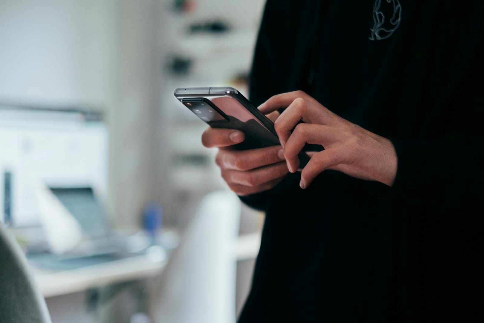 單手握持 Android 手機瀏覽網頁,示意行動優先網頁設計的拇指操作範圍