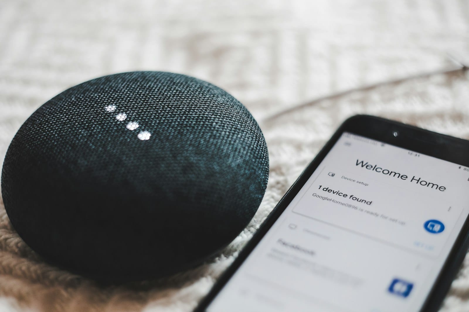 桌上的 Google 智慧音箱與手機,象徵屏東旅遊業者面對的語音搜尋優化