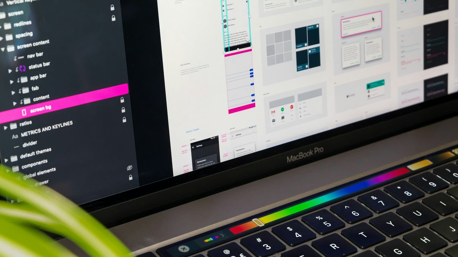 MacBook 螢幕上的網站介面設計,示意網頁設計中美感與實用性的平衡