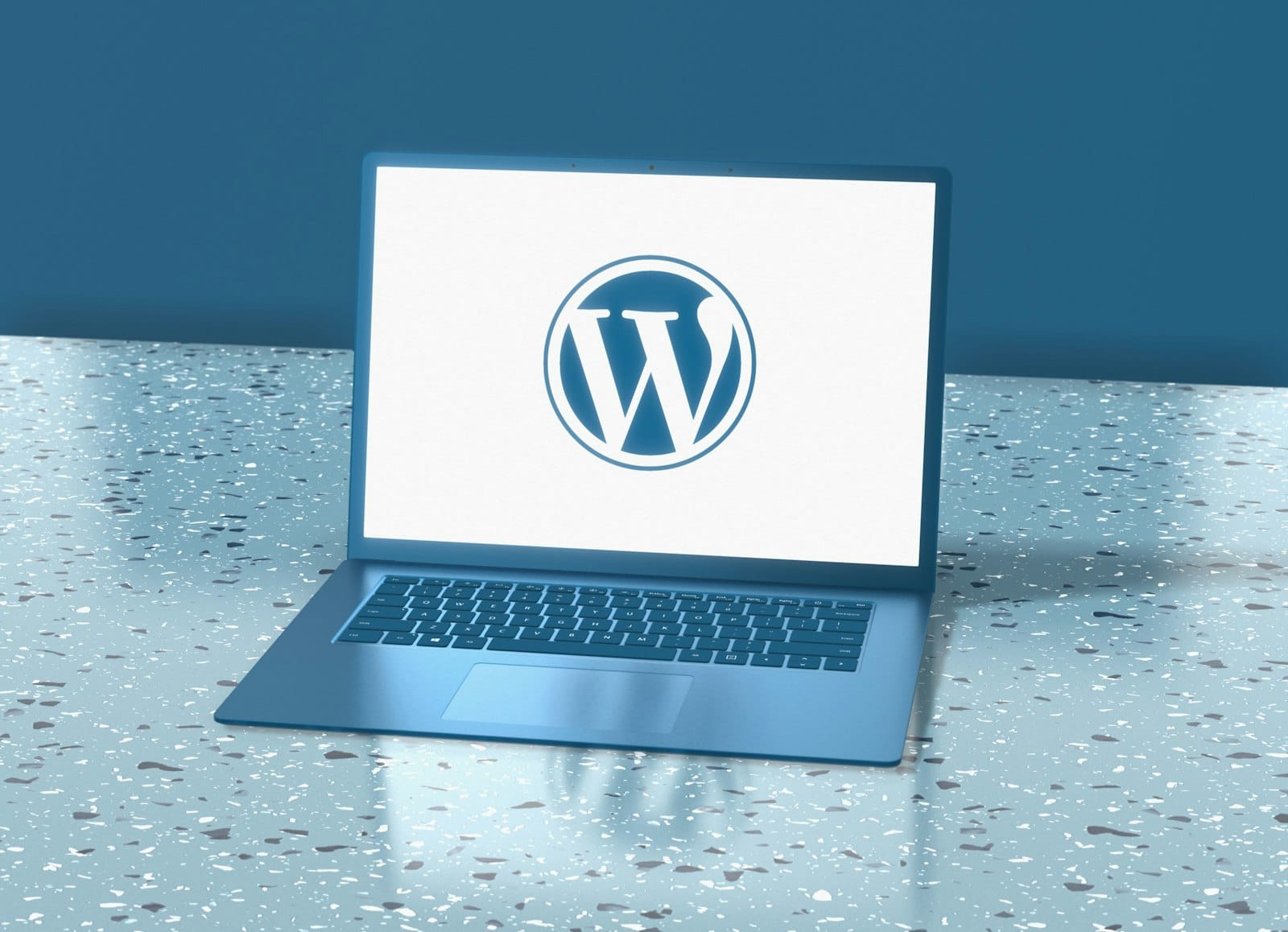 顯示 WordPress 標誌的筆電放在桌上,象徵屏東老闆在自建網站與外包開發之間的選擇