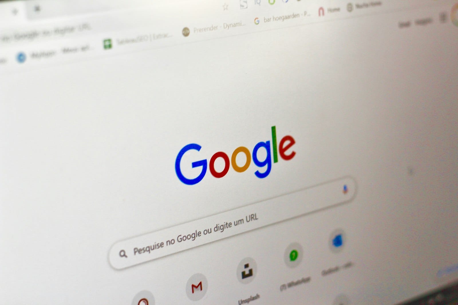 筆電螢幕上顯示 Google 搜尋首頁,象徵 SEO 排名競爭的起點