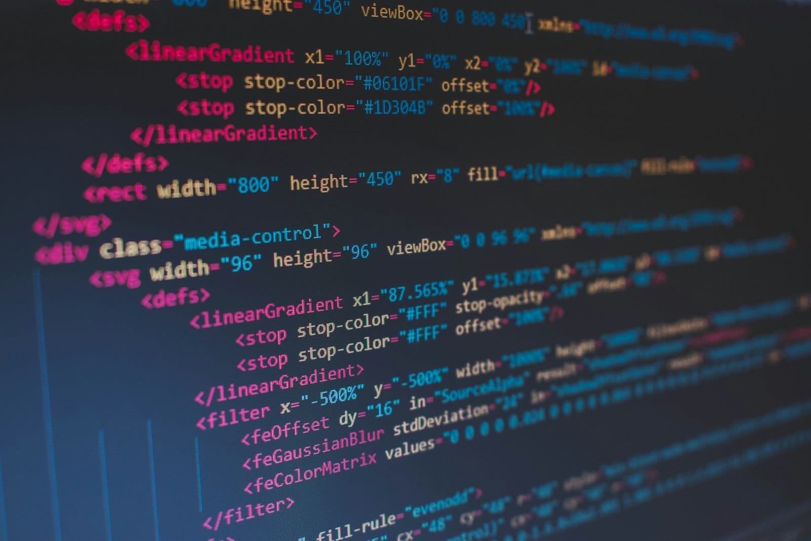 螢幕上的 HTML 與程式碼,象徵結構化資料是寫在網頁程式碼裡、給搜尋引擎讀的標籤