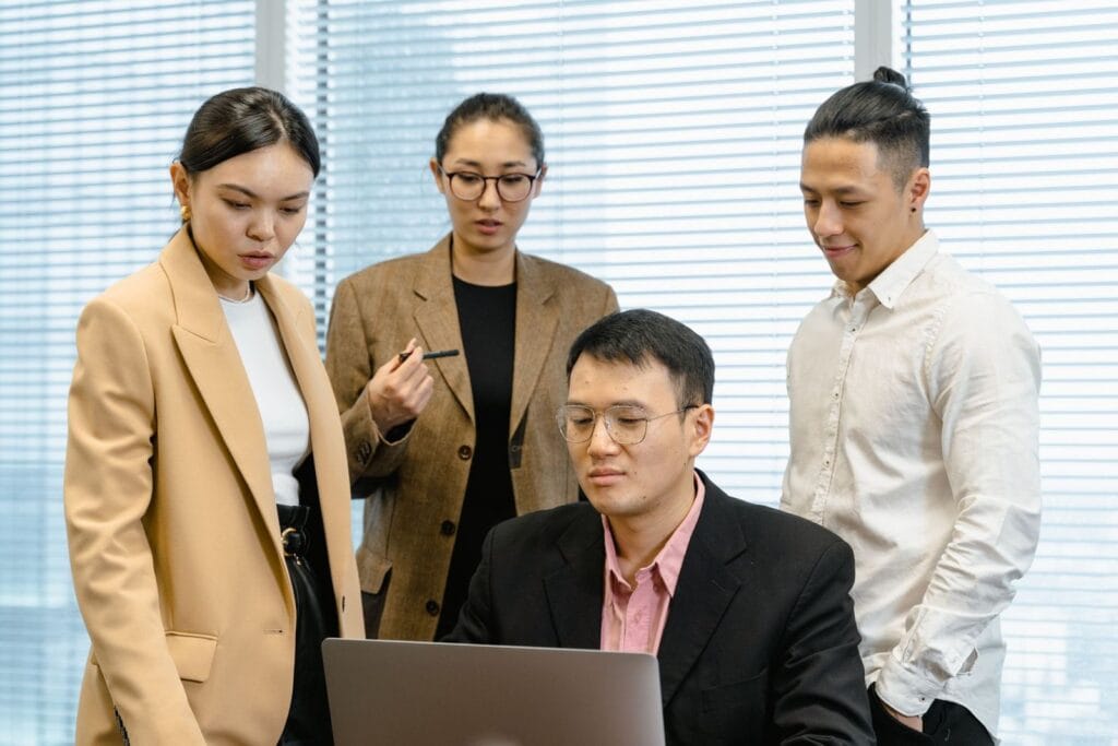 團隊在電腦前一起盤點工作流程（情境示意）｜甫東科技 AI 導入